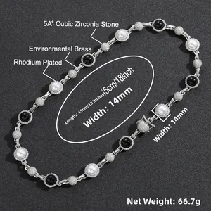 Dettaglio macro della collana hip hop 14mm con perle bianche e nere e zirconi cubici AAAAA+
