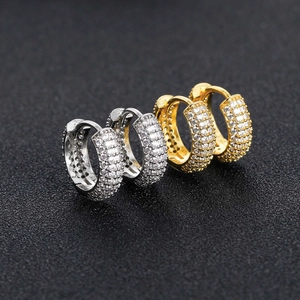 Boucles d'oreilles créoles avec micro-pavage de zircone en finitions argent et or