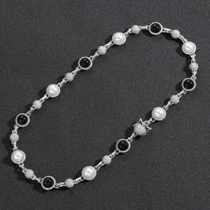 Collana hip-hop con perle bianche e nere alternate e bordi in zirconi micro-incastonati