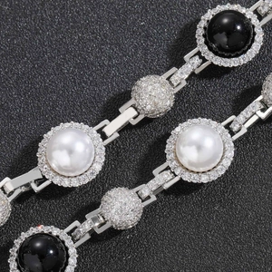 Collana hip hop con perle bianche e nere e sfere in metallo argentato con zirconi