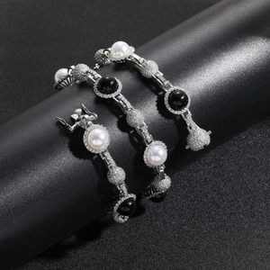 Dettaglio della collana di perle hip-hop con zirconi micro-pave e chiusura a incastro