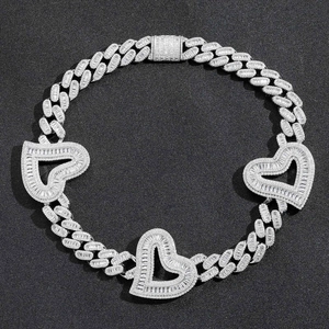 Iced out Cubaanse schakelketting met drie holle hartvormige hangers in witgoud
