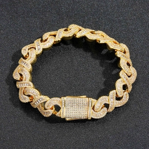 Vue détaillée du bracelet gourmette doré 12mm orné de zircons cubiques scintillants