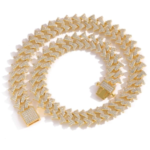 Nahaufnahme der vergoldeten Cuban-Kette mit Zirkonia-Besatz und Dornen-Design für Herren