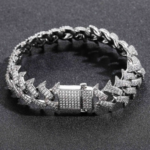 Makroaufnahme des silbernen 18mm Dornen-Panzerarmbands mit Zirkonia-Verschluss