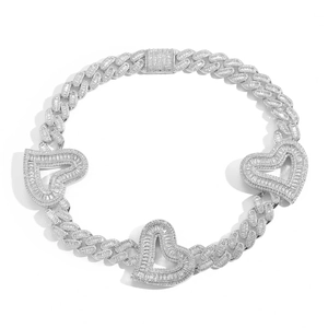 Detail van zilveren iced out Cubaanse ketting met hartjes en vierkante zirkonia steentjes