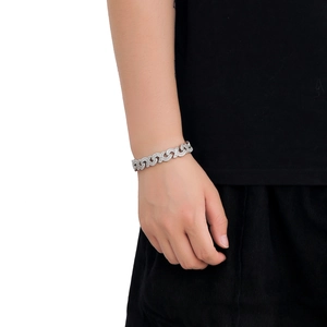 Gros plan sur le bracelet à maillons infini 12mm argenté avec micro-pavage de zircone