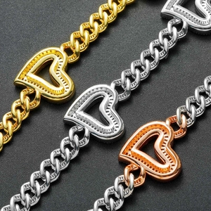 Macro detail van iced-out hart Cuban kettingen in goud, zilver en rose goud finish