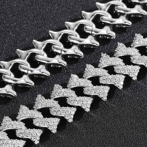 Detailaufnahme der 18mm Stachel-Cuban-Kette mit Zirkonia-Steinen und silberpolierten Gliedern