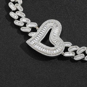 Macro-opname van zilveren hartketting met pavé gezette vierkante zirkonia-stenen