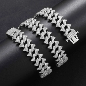 Nahaufnahme der 18mm Dornen-Gliederkette mit Zirkonia-Besatz und Federverschluss