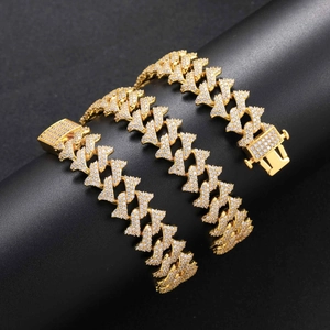 Makroaufnahme der 18mm goldenen Hip-Hop-Kubakette mit Zirkonia-Dornen und Kastenverschluss