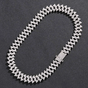 Detailansicht der 18mm Cuban-Kette mit Zirkonia-Besatz und markanten Stachel-Elementen