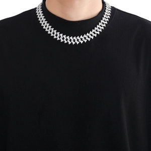 Nahaufnahme der 18mm silbernen Dorn-Cuban-Kette mit Zirkonia-Steinen am Hals