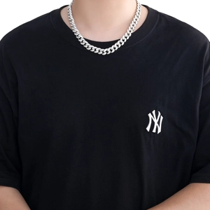 Collana a catena cubana da uomo 13mm in argento con pavé di zirconi su un modello