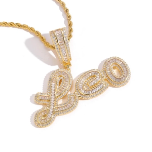 Collier avec pendentif Leo personnalisé en or avec zircons et chaîne torsadée classique