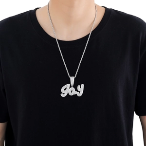 Gros plan du collier hip hop argenté avec pendentif lettre Gay serti de zircons cubiques