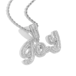 Détail macro du pendentif joy en argent serti de diamants baguette et chaîne torsadée