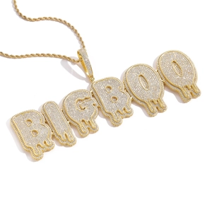 Ciondolo BIGBOO stile hip-hop con lettere gocciolanti in oro e catena a corda intrecciata