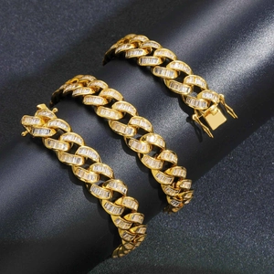 Dettaglio della catena cubana placcata in oro 13mm con zirconi cubici a taglio baguette