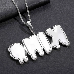 Vista macro del ciondolo hip hop personalizzato con lettere in argento e piccoli cristalli