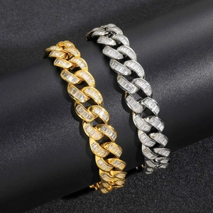Dettaglio catena cubana da 13 mm con zirconi T-square micro pavé in finitura oro e argento