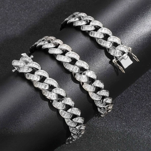 Dettaglio di catene Cuban link da 13mm in argento con zirconi a baguette su espositore