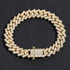 Détail du bracelet gourmette cubaine 12mm avec zircons blancs et fermoir à ressort sûr