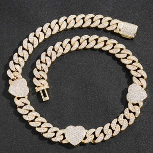 Détail de la chaîne cubaine dorée 15 mm avec pendentifs cœur et zircons cubiques brillants