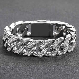 Herren 16mm Silber Panzerarmband mit Zirkonia-Steinen auf dunklem Hintergrund