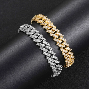 Gros plan de bracelets cubains hip hop en or et argent avec zircons cubiques brillants