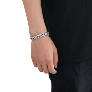 Bracelet cubain homme 12mm en argent serti de zircons brillants porté au poignet