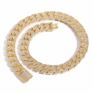 Vista dettagliata della catena cubana oro 16mm con pavé di zirconi bianchi scintillanti