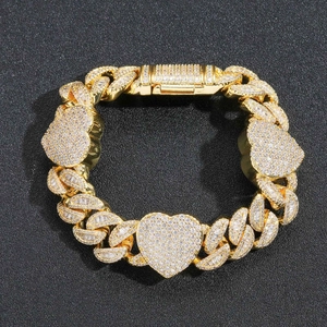Bracelet cubain doré de 15 mm avec breloques en cœur et sertissage de zircons cubiques