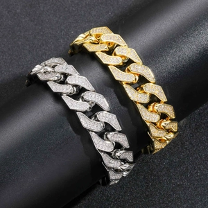 Nahaufnahme der gold und silbernen Kuba-Gliederkette mit eisgekühlten Zirkon-Steinen