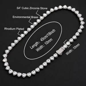 Dettaglio della collana tennis con zirconi a cuore da 10mm e chiusura a molla