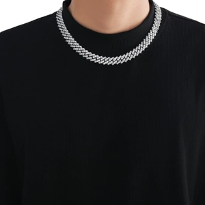Collier maille gourmette argentée avec zircons sur un mannequin portant un t-shirt noir