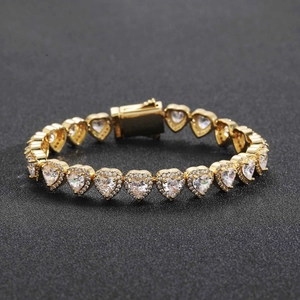 Dettaglio del bracciale tennis a cuore dorato 10mm con pietre di zircone e chiusura sicura