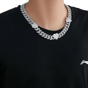 Détail du collier chaîne cubaine argent hip hop avec pendentifs coeur en zircon brillant