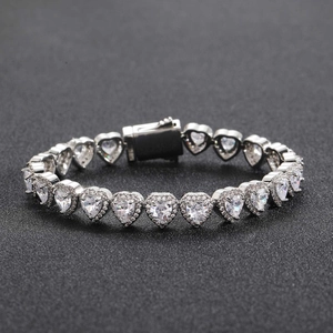 Dettaglio macro della collana hip hop a cuore in argento con zirconi bianchi e chiusura
