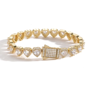 Dettaglio macro della collana a catena a cuore oro 10mm con zirconi e chiusura a scatto