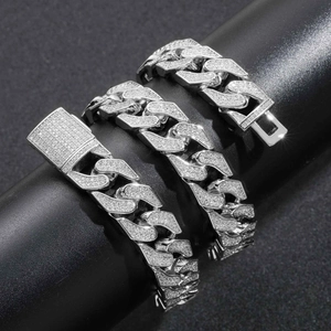 Dettaglio catena cubana argento da 16 mm con incastonatura micro-pave in zircone