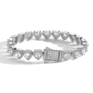 Dettaglio del bracciale tennis a cuore argento con halo di zirconi e chiusura gioiello