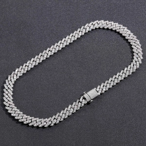 Détail macro du collier gourmette argenté de 12 mm avec fermoir à ressort serti
