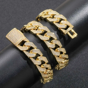 Dettaglio macro del bracciale a catena cubana placcato oro con zirconi cubici incastonati