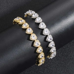 Dettaglio di bracciali tennis a forma di cuore in oro e argento con pavé di zirconi