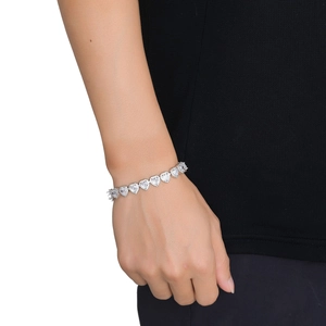 Dettaglio delle pietre di zircone a forma di cuore incastonate per collana hip-hop