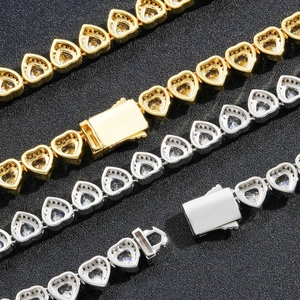 Dettaglio delle catene tennis a cuore in oro e argento con zirconi trasparenti