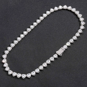 Vista macro dettagliata di pietre in zirconia da 10 mm a forma di cuore su una collana tennis