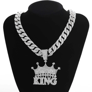 Vista macro del ciondolo KING corona hip-hop in argento con cristalli e catena cubana